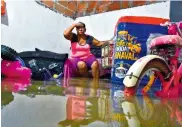  ??  ?? Ana María Torres observa de un extremo de su casa cómo se metió el agua en su vivienda.