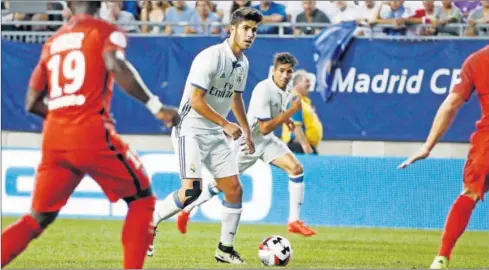  ??  ?? BUENA ACTUACIÓN. Asensio, en primer término, en una jugada del pasado miércoles contra el PSG.