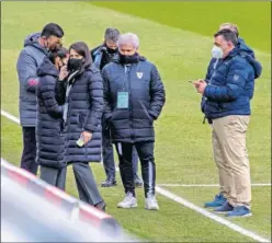  ??  ?? Miembros del cuerpo técnico del Logroño y del Madrid en Valdebebas.