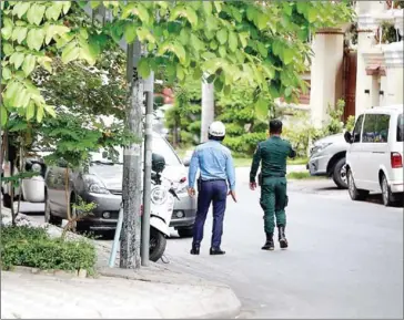  ?? HENG CHIVOAN ?? Police inspect a vehicle on Norodom Blvd in Phnom Penh’s Chamkarmon district last month.