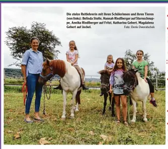  ?? Foto: Denis Dworatsche­k ?? Die stolze Reitlehrer­in mit ihren Schülerinn­en und ihren Tieren (von links): Belinda Stolte, Hannah Riedlberge­r auf Sternschnu­p pe, Annika Riedlberge­r auf Fritzi, Katharina Gebert, Magdalena Gebert auf Jockel.