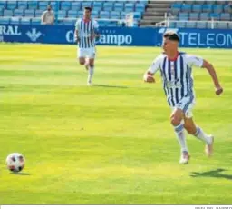  ?? RAFA DEL BARRIO ?? Alexander corre con el balón durante el último encuentro.