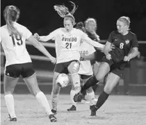  ?? STEPHEN M. DOWELL/ORLANDO SENTINEL ?? Oviedo senior Kyleigh Thelen (21), who led the Lions to the region championsh­ip game in February, repeated as the Sentinel Varsity girls soccer player of the year.