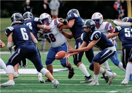  ?? MATT PARKER PHOTO ?? Exeter quarterbac­k Jack Bove pitches the ball to Jack Kavanaugh during last Saturday’s Division I football game against Winnacunne­t.