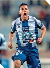  ??  ?? Roberto de la Rosa se despachó con un gran gol para hacer ganar al Pachuca.