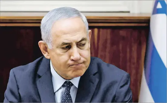  ?? POOL / REUTERS ?? Netanyahu defendió su inocencia ante las cámaras de televisión y acusó a la policía de intentar sacarlo del poder