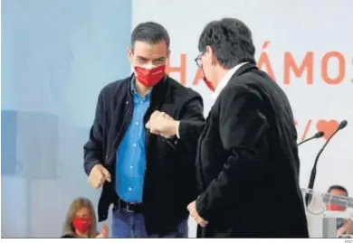  ?? PSC ?? El presidente del Gobierno, Pedro Sánchez, choca el puño a Salvador Illa en un mitin del PSC en Tarragona.