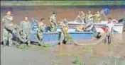  ?? HT PHOTOS ?? BSF men pulling out the contraband from the Ravi river; and (below) the seized heroin packets.