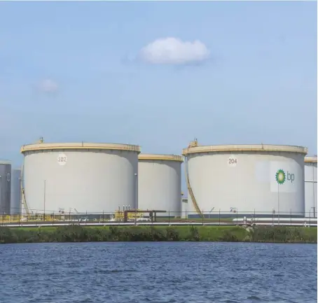  ??  ?? En expansión. La petrolera BP quiere enfocarse en mejorar su eficiencia y los márgenes de utilidad en vez de volumen.