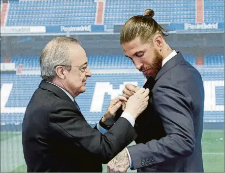  ?? FOTO: EFE ?? Florentino Pérez hizo entrega a Sergio Ramos de la insignia de oro brillantes del club