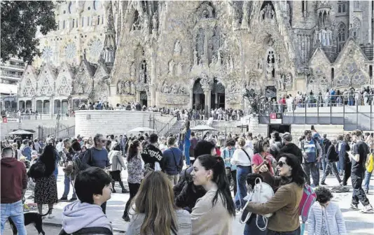  ?? Jordi Cotrina ?? L’aspecte de la Sagrada Família de Barcelona durant aquesta Setmana Santa, plena de turistes, un dels sectors que impulsa el creixement econòmic.