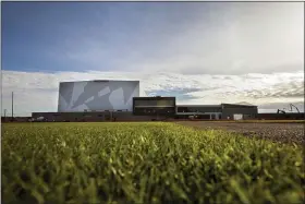  ?? LEILA NAVIDI — THE ASSOCIATED PRESS ?? The practice field with the Vikings’ office building and indoor practice arena under constructi­on in the background is shown in 2017in Eagan, Minn.