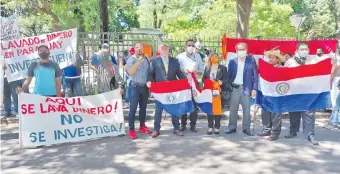  ?? ?? Víctimas de Ramón González Daher se manifestar­on frente al Palacio de Justicia ayer.