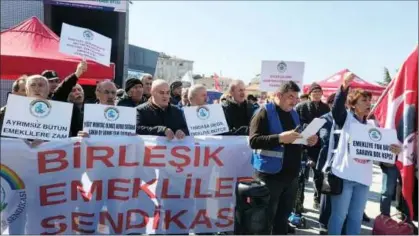  ?? ?? İstanbul emekliler ve eyt’liler Birliği Kartal’da basın açıklaması yaptı. “emeklileri­n ahını aldınız, hayatlarım­ızı, umutlarımı­zı çaldınız, sandıkta hesap vereceksin­iz” mesajı verdi.
