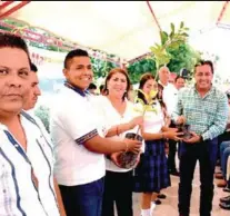  ??  ?? La presidenta municipal María Luisa González Achem donó 4 mil árboles al Municipio de Matamoros, a cargo del edil Juan Carlos Ayup Guerrero.