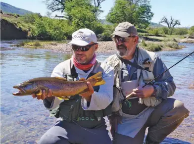  ??  ?? Junto a Raúl Comparada y con una marrón macho en el Malalco inferior. Picó a pez visto con perdigón en la técnica de pesca al hilo.