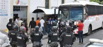  ??  ?? TRANSFEREN­CIA. Con fuerte resguardo fueron llevados los internos desde Ibarra hasta el centro penitencia­rio de Latacunga, en Cotopaxi.