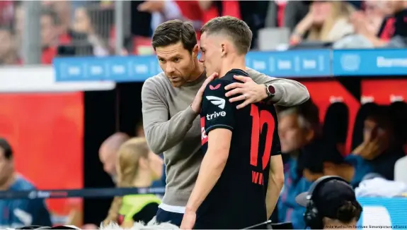  ?? ?? Xabi Alonso - hier mit Florian Wirtz - p  egt ein enges Verhältnis mit seinen Spielern
Bild: Anke Waelischmi­ller/Sven Simon/picture alliance