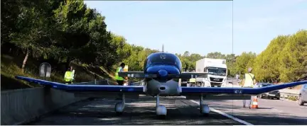  ?? (Photos Gilbert Rinaudo) ?? Après son atterrissa­ge en urgence sur l’autoroute A, l’avion a été entièremen­t démonté. C’est en pièces détachées qu’il a rejoint son hangar.