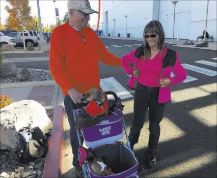  ?? Sean Whaley Las Vegas Review-Journal ?? Bob and Sherei’ Williams talk about the mass shooting in Las Vegas before making their way into the Crossroads of the West Gun Show in Reno on Saturday.