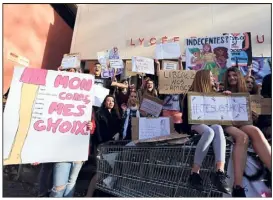  ?? (Photos Gilbert Rinaudo) ?? Slogans créatifs et audace contrôlée. Les lycéennes ont manifesté devant les grilles du lycée Raynouard.