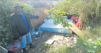  ?? Pictures: MICHAEL PINYANA ?? VICTIMS: Lundi Rasta Krune points to their belongings. Below, Andile Vara shows the scars from a dog bite