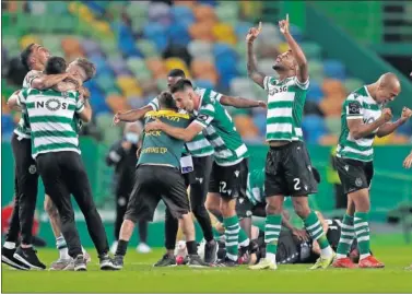  ??  ?? Los jugadores del Sporting celebran el título de la Liga portuguesa en Lisboa.