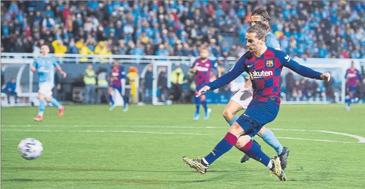  ?? FOTO: PERE PUNTÍ ?? Gol de Griezmann Con este remate el francés logró el segundo gol del Barça y el segundo de su cuenta particular, un doblete que salvó al Barça y evitó un ridículo histórico de los azulgrana ante la UD Ibiza