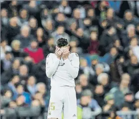  ?? FOTO: EFE ?? Fede Valverde , se lamenta de la eliminació­n del Real Madrid en Copa del Rey