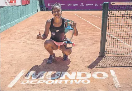  ??  ?? La chilena Daniela Seguel posa junto al trofeo que la acredita como la campeona del 1r Trofeu Internacio­nal Ciutat de Barcelona FOTO: TICB