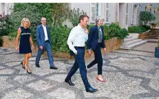  ?? FOTO: NOGIER/AP ?? An der Riviera traf Premier Theresa May (r.) am Freitag Präsident Emmanuel Macron (dahinter die Ehepartner). Es ging um den Brexit.
