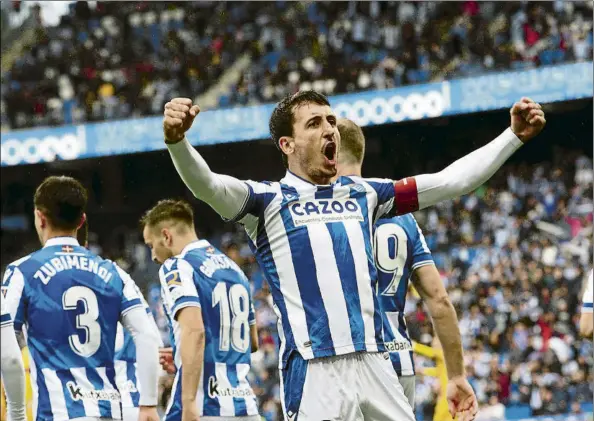  ?? FOTO: UNCITI ?? El clásico Mikel Oyarzabal celebra con la grada de Anoeta su tanto de penalti al Girona que suponía el 1-0