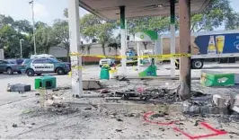  ?? JOE CAVARETTA/STAFF PHOTOGRAPH­ER ?? The convenienc­e store reopenedWe­dnesday, but the gas pumps remained closed and cordoned off with police tape.