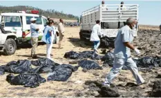  ?? Foto: Michael Tewelde, afp ?? Äthiopisch­e Rettungskr­äfte können die Passagiere der Unglücksma­schine nur tot bergen.