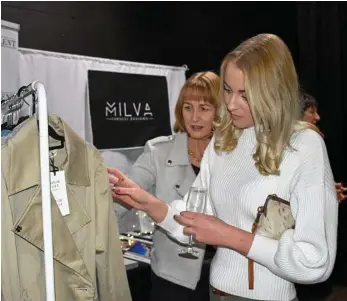  ??  ?? Tracy Fitzgerald from Texas and her niece Jess Strauch from Goondiwind­i doing a shopping at the Texas Ladies Night . bit of