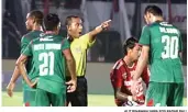  ?? ALIT BINAWAN/JAWA POS RADAR BALI ?? DISOROT: Wasit Maulana Nugraha saat memimpin laga Bali United melawan PSMS Medan (24/3).