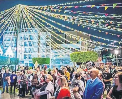  ?? D.A. ?? Cientos de vecinos se agolpan para asistir al Pregón oficial de las fiestas patronales.