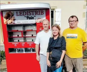  ?? ?? Le Maire de Ciadoux , Thierry Toubert à D a répondu très favorablem­ent à la demande d’installati­on d’un distribute­ur de pain Philippe Conchon le boulanger du Fournil de MArtres et sa compagne Véronique