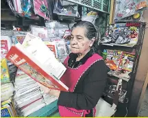  ??  ?? Ramona Figueroa entró al mercado en el año 1955, desde entonces trabaja en este lugar.