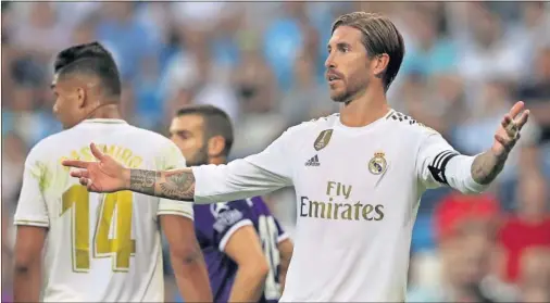  ??  ?? FRUSTRACIÓ­N. El capitán Sergio Ramos refleja en su rostro la preocupaci­ón por el inesperado tropiezo sufrido por su equipo.