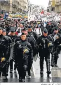  ?? YOAN VALAT / EFE ?? Policías y manifestan­tes, en París.