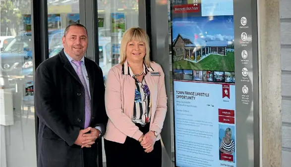  ?? REXINE HAWES ?? Matamata Real Estate principal Joanne Morgan and agent Stuart Brizzle with the responsive window display.