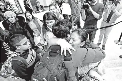  ?? RICK BOWMER/AP ?? Una mujer guatemalte­ca pasó Navidad en el aeropuerto de Salt Lake City, Utah, antes de ser repatriada.