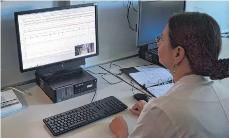  ?? FOTO: JAN SCHARPENBE­RG ?? Bettina Müller überwacht im Schlaflabo­r einen Patienten. Auf dem Monitor kann sie Gehirnströ­me und Atembewegu­ngen sehen.