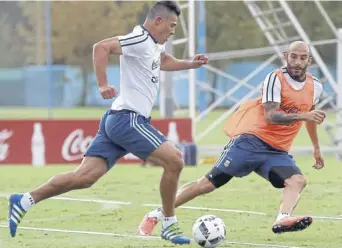  ?? Fotobaires ?? Ayer, Roncaglia encaró a Pinola en la práctica de Ezeiza