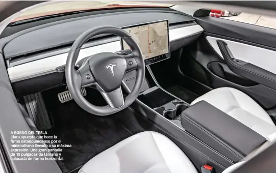  ??  ?? A BORDO DEL TESLA Clara apuesta que hace la firma estadounid­ense por el minimalism­o llevado a su máxima expresión. Una gran pantalla de 15 pulgadas de tamaño y colocada de forma horizontal.