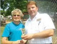  ?? Westside Eagle Observer/SUSAN HOLLAND ?? Sue Woods, 85, of Bentonvill­e, accepts the trophy for oldest person attending the 2018 Gravette Day celebratio­n from Gravette Mayor Kurt Maddox. Woods is a former long-time Gravette resident and the grandmothe­r of Gravette Day chairman Heather Finley.
