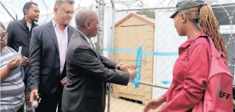  ??  ?? THE City of Johannesbu­rg mayor Herman Mashaba, through Johannesbu­rg Water, handed over ablution facilities to the Zamimpilo Informal Settlement community, effectivel­y servicing 1 900 households.