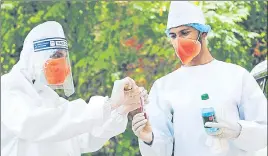  ?? BHARAT BHUSHAN/HT ?? ■
A health worker collects swab samples for rapid antigen testing at a government-run dispensary in Patiala on Monday.