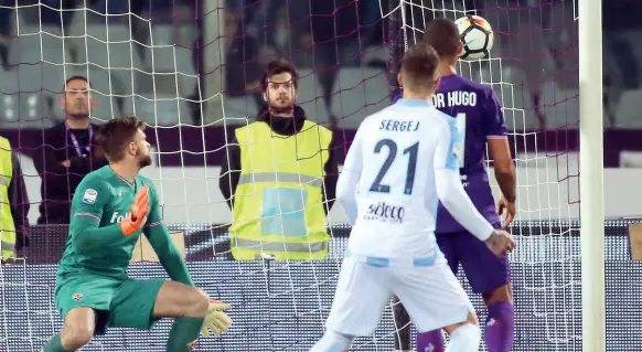  ??  ?? Il gol del momentaneo 2-2 della Lazio dopo un errore di Dragowski I biancolest­i dopo aver rincorso il risultato alla fine sono riusciti a vincere la partita